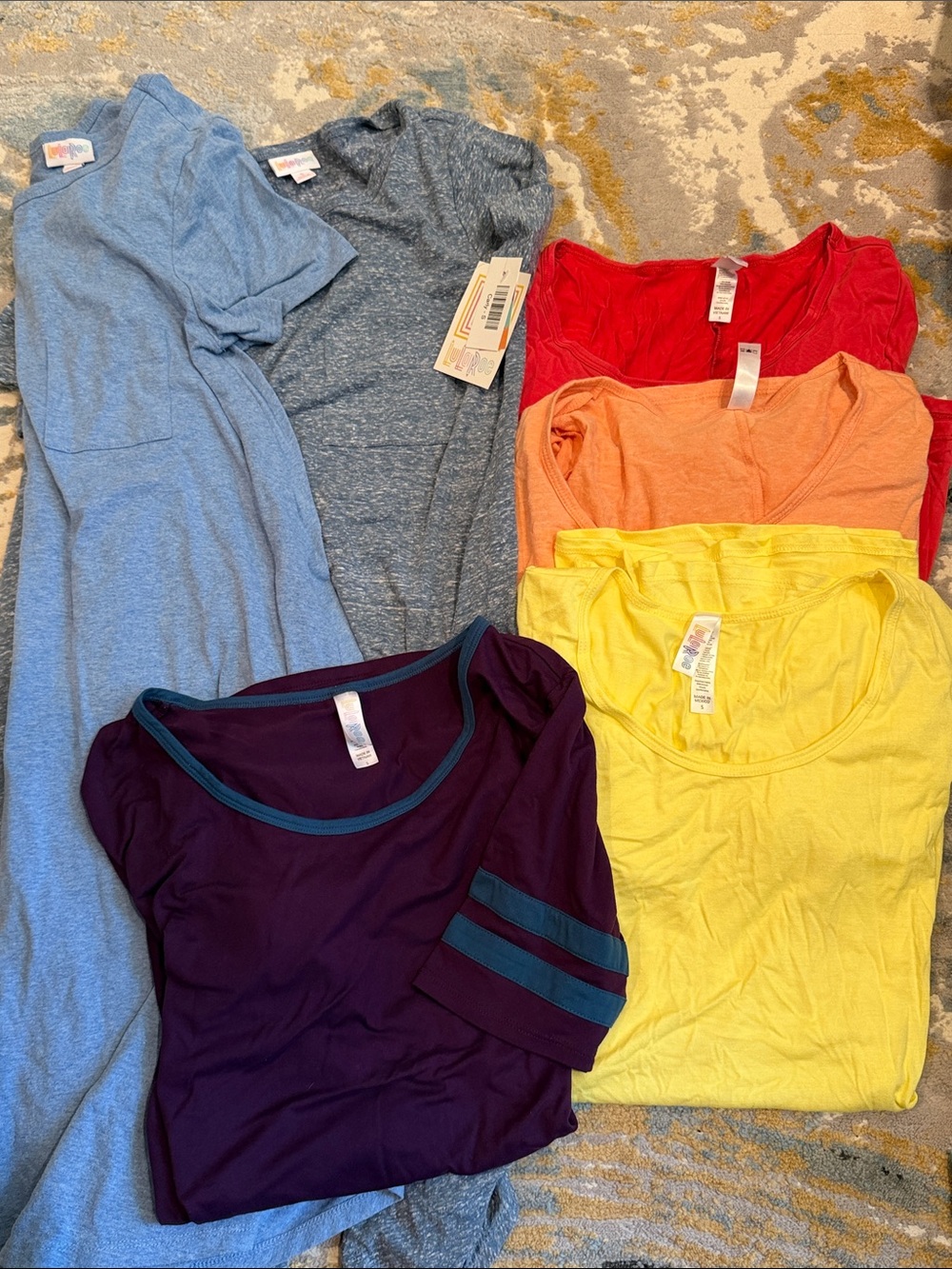 6 LOT bundle lularoe small 2 Carly and 4 shirts